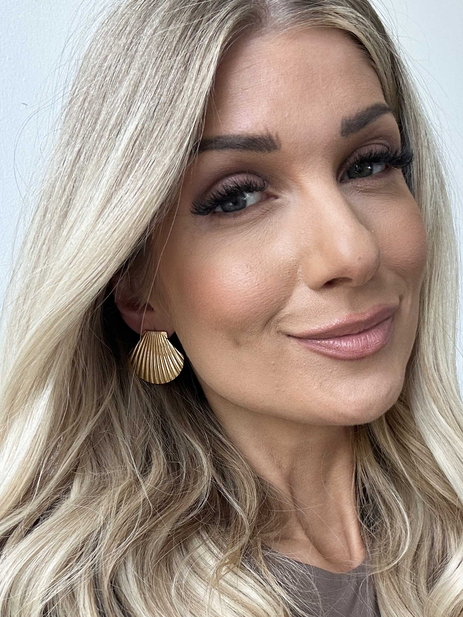 Imogen - Guldiga musselörhängen